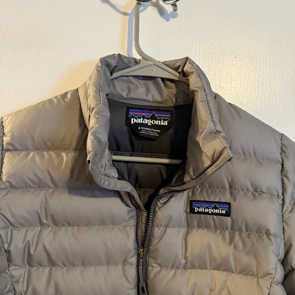 FLAWED Patagonia gray down puffer jacket size small - damage near zipper - Picture 5 of 7